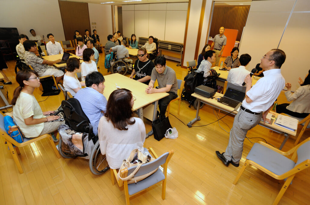 養成講座１回目グループワーク中講師の説明を聴いている様子