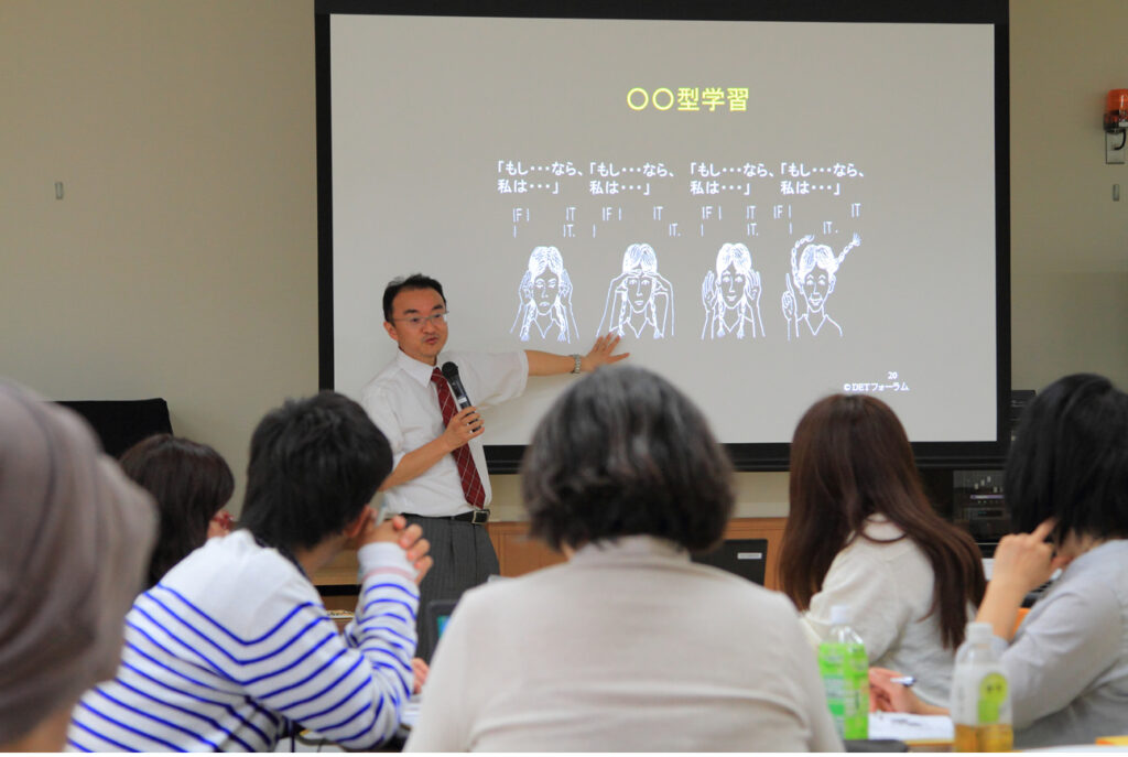 養成講座２回目講師が全体に説明中